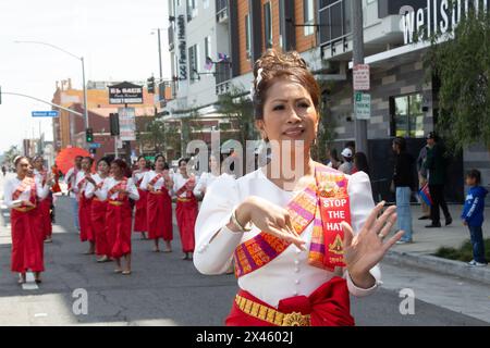 Danseurs Apsara adultes du programme Stop the Hate marchant dans la parade et le Festival du nouvel an cambodgien 2024 à Cambodia Town, long Beach, CA, États-Unis Banque D'Images