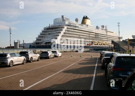 Attente dans le port de Portsmouth, pour mon ferry Bretagne, Royaume-Uni, Europe Banque D'Images