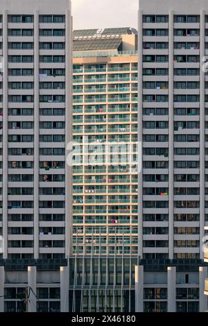 De grands immeubles de grande hauteur avec balcon et fenêtres sont situés dans la rue de la ville moderne en journée Banque D'Images