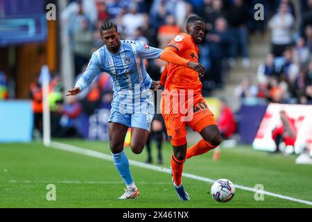 Coventry, Royaume-Uni. 30 avril 2024. Haji Wright de Coventry se bat pour la possession avec Axel Tuanzebe lors de l'EFL Sky Bet Championship match entre Coventry City et Ipswich Town à la Coventry Building Society Arena, Coventry, Angleterre, le 30 avril 2024. Photo de Stuart Leggett. Utilisation éditoriale uniquement, licence requise pour une utilisation commerciale. Aucune utilisation dans les Paris, les jeux ou les publications d'un club/ligue/joueur. Crédit : UK Sports pics Ltd/Alamy Live News Banque D'Images