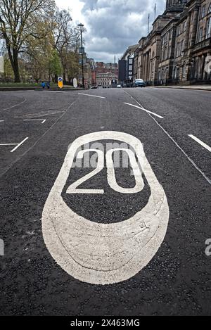 Marquage routier de 20 km/h dans le centre-ville d'Édimbourg, Écosse. ROYAUME-UNI. Banque D'Images