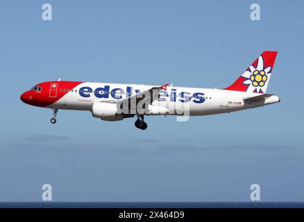 Un Airbus A320 d'Edelweiss Air approchant de l'aéroport Lanzarote Arrecife Banque D'Images