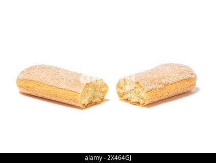 Biscuit coccinelle ou savoiardi cassé en deux, dessert italien et biscuits éponge, isolé sur fond blanc Banque D'Images