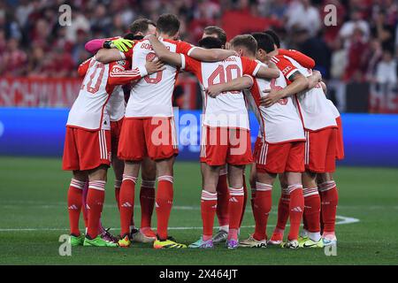 Muenchen, Allemagne, 30.04.2024, Fussball Champions League Halbfinale FC Bayern Muenchen - Real Madrid AM 30.04.2024 in der Allianz Arena in Muenchen Spielerkreis/Team FC Bayern Muenchen schwoert sich vor dem Spiel ein Foto : Revierfoto crédit : ddp media GmbH/Alamy Live News Banque D'Images