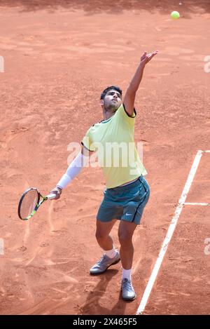 Madrid, Espagne. 30 avril 2024. Carlos Alcaraz, d’Espagne, joue contre Jan-Lennard Struff (absent de la photo), d’Allemagne, lors du tournoi Mutua Madrid Open 2024 à la Caja Magica. Score final ; Carlos Alcaraz 2 : 1 Jan-Lennard Struff. Crédit : SOPA images Limited/Alamy Live News Banque D'Images