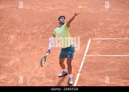 Madrid, Espagne. 30 avril 2024. Carlos Alcaraz, d’Espagne, joue contre Jan-Lennard Struff (absent de la photo), d’Allemagne, lors du tournoi Mutua Madrid Open 2024 à la Caja Magica. Score final ; Carlos Alcaraz 2 : 1 Jan-Lennard Struff. Crédit : SOPA images Limited/Alamy Live News Banque D'Images