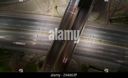 Passage supérieur de l'autoroute la nuit, vue aérienne de haut en bas. Banque D'Images