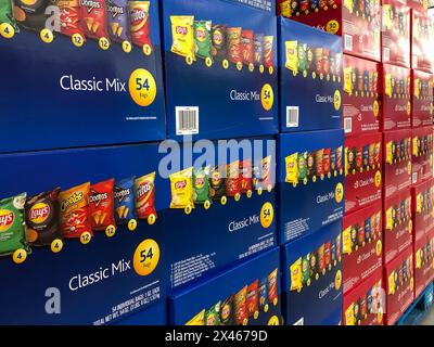 BAXTER, MN - 3 fév 2021 : affichage en magasin de boîtes bleues avec des sacs de collations et de chips comestibles à vendre. Un mélange classique de six sacs de chips de marque Lays en b Banque D'Images