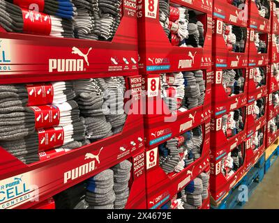 BAXTER, MN - 3 fév 2021 : présentation en magasin de chaussettes Puma Mens No Show en paquets de huit paires, à vendre dans un magasin de détail. Banque D'Images