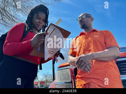 Racine, Wisconsin, États-Unis. 30 avril 2024. NADIA SIMMONS parle à DERRICK McIntyre alors qu'elle inscrit les électeurs dans un quartier afro-américain de racine, Wisconsin mardi 30 avril 2024. Elle a été embauchée pour le faire par une entreprise hors de la ville. Elle a rendu ses papiers à McIntyre, incapable de l'enregistrer, quand il lui a montré son permis de conduire de l'Illinois. SIMMONS a dit qu'elle travaillait de 10 à 6 jours par jour. (Crédit image : © Mark Hertzberg/ZUMA Press Wire) USAGE ÉDITORIAL SEULEMENT! Non destiné à UN USAGE commercial ! Banque D'Images