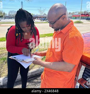 Racine, Wisconsin, États-Unis. 30 avril 2024. NADIA SIMMONS parle à DERRICK McIntyre alors qu'elle inscrit les électeurs dans un quartier afro-américain de racine, Wisconsin mardi 30 avril 2024. Elle a été embauchée pour le faire par une entreprise hors de la ville. Elle a rendu ses papiers à McIntyre, incapable de l'enregistrer, quand il lui a montré son permis de conduire de l'Illinois. SIMMONS a dit qu'elle travaillait de 10 à 6 jours par jour. (Crédit image : © Mark Hertzberg/ZUMA Press Wire) USAGE ÉDITORIAL SEULEMENT! Non destiné à UN USAGE commercial ! Banque D'Images