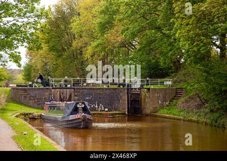 Canal étroit laissant une écluse sur le canal Trent et Mersey près de Kidsgrove Staffordshire Banque D'Images