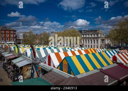 Place du marché de Norwich, le centre-ville de Norwich. Fondée à la fin du 11ème siècle avec environ 200 places c'est l'un des plus grands marchés en plein air au Royaume-Uni Banque D'Images