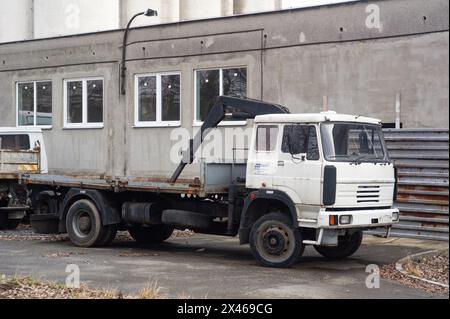 SENOV, RÉPUBLIQUE TCHÈQUE - 6 FÉVRIER 2016 : camion 4x2 blanc LIAZ 300 tchèque, épave Banque D'Images