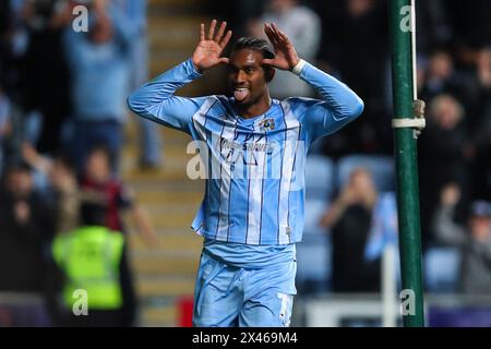 Coventry, Royaume-Uni. 30 avril 2024. Haji Wright de Coventry City célèbre son objectif de faire 1-1 lors du match du Sky Bet Championship Coventry City vs Ipswich Town à Coventry Building Society Arena, Coventry, Royaume-Uni, le 30 avril 2024 (photo par Gareth Evans/News images) à Coventry, Royaume-Uni le 30/04/2024. (Photo de Gareth Evans/News images/SIPA USA) crédit : SIPA USA/Alamy Live News Banque D'Images