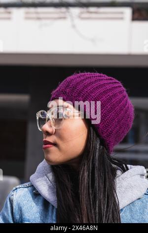 Portrait d'une femme asiatique avec un chapeau violet la rue Banque D'Images