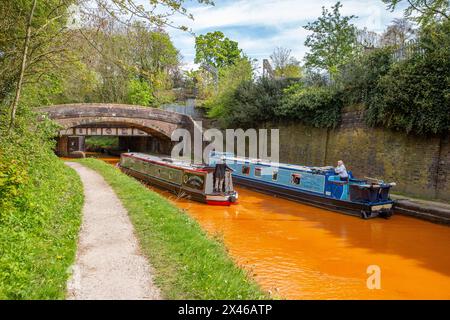 Les bateaux étroits traversant Kidsgrove dans le Staffordshire en Angleterre sur le canal Trent et Mersey Banque D'Images