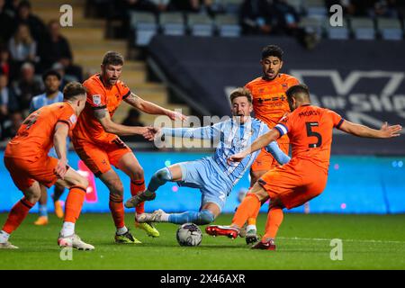 Coventry, Royaume-Uni. 30 avril 2024. Josh Eccles de Coventry City tombe après un défi de Cameron Burgess de Ipswich Town pendant le match du Sky Bet Championship Coventry City vs Ipswich Town à Coventry Building Society Arena, Coventry, Royaume-Uni, 30 avril 2024 (photo par Gareth Evans/News images) à Coventry, Royaume-Uni le 30/04/2024. (Photo de Gareth Evans/News images/SIPA USA) crédit : SIPA USA/Alamy Live News Banque D'Images