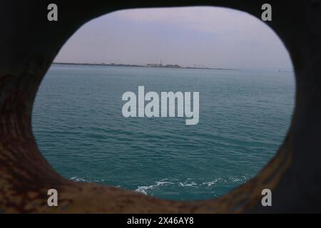 Bushehr, Iran. 29 avril 2024. Vue de la centrale nucléaire de Bushehr (BNPP) depuis le golfe Persique dans le sud de l'Iran. Il s'agit du premier réacteur nucléaire commercial iranien. En 1994, Téhéran et Moscou ont signé un accord pour la construction du réacteur à eau légère VVER 1000MWe, et la construction a commencé la même année. (Crédit image : © Rouzbeh Fouladi/ZUMA Press Wire) USAGE ÉDITORIAL SEULEMENT! Non destiné à UN USAGE commercial ! Banque D'Images