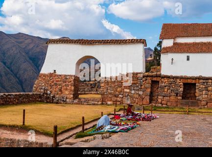 Superbe marché ethnique sur la place principale de Chinchero avec des femmes vêtues de vêtements traditionnels, vallée sacrée des Incas près de Cusco, Pérou Banque D'Images