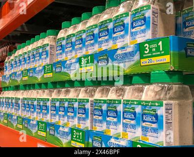 BAXTER, MN - 3 février 2021 : bouteilles de mélange de pansement Hidden Valley Ranch exposées dans un magasin de détail. Banque D'Images
