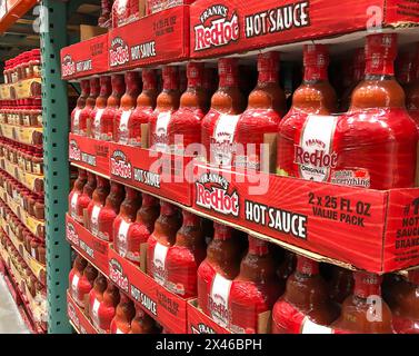 BAXTER, MN - 3 février 2021 : bouteilles de sauce chaude Franks RedHot exposées dans un magasin. Sauce au poivre de Cayenne originale de la Frenchs Food Company. Banque D'Images