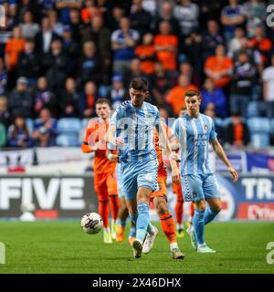 Coventry, Royaume-Uni. 30 avril 2024. Bobby Thomas de Coventry en action sur le ballon lors de l'EFL Sky Bet Championship match entre Coventry City et Ipswich Town à la Coventry Building Society Arena, Coventry, Angleterre, le 30 avril 2024. Photo de Stuart Leggett. Utilisation éditoriale uniquement, licence requise pour une utilisation commerciale. Aucune utilisation dans les Paris, les jeux ou les publications d'un club/ligue/joueur. Crédit : UK Sports pics Ltd/Alamy Live News Banque D'Images