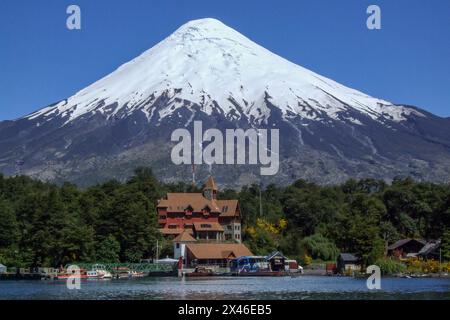 Hôtel Petrohue & Osorno Volcano sur le lac Todos los Santos dans le parc national Vicente Perez Rosales au Chili. Banque D'Images