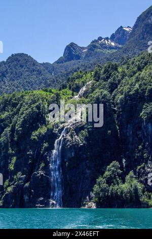 La cascade de Yefe tombe en cascade dans le lac Todos los Santos dans le parc national Vicente Perez Rosales au Chili. Banque D'Images