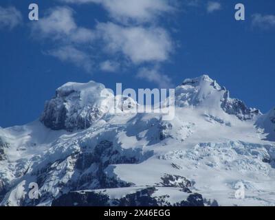 Mont Tronador enneigé dans le parc national Vicente Perez Rosales au Chili. Banque D'Images