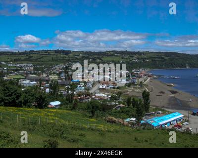 La ville d'Achao sur l'île de Quinchao dans l'archipel de Chiloe au Chili. Banque D'Images