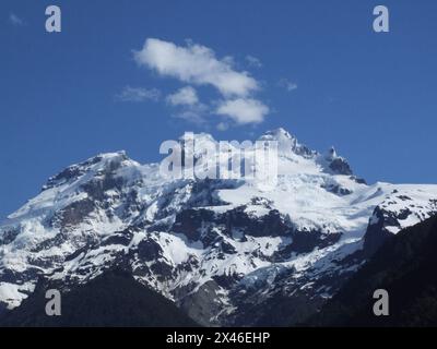 Mont Tronador enneigé dans le parc national Vicente Perez Rosales au Chili. Banque D'Images