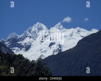 Mont Tronador enneigé dans le parc national Vicente Perez Rosales au Chili. Banque D'Images