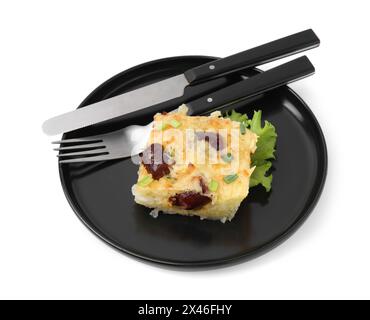 Savoureuse casserole à saucisses avec oignons verts et couverts isolés sur blanc Banque D'Images