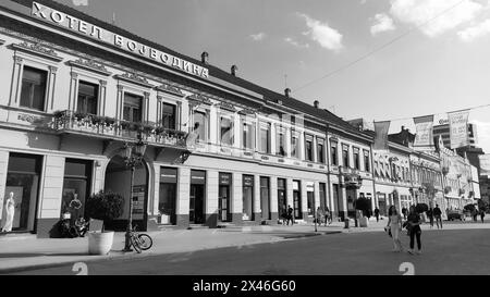 Novi Sad, Serbie 30 avril 2022 l'hôtel Voïvodine est le plus ancien hôtel du centre-ville. Installation touristique européenne. Rue avec passants. Libéré Banque D'Images