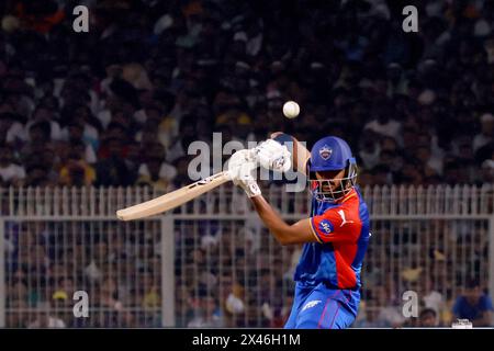 Kolkata, Inde. 29 avril 2024. Axar Patel des Delhi Capitals à la batte lors du match de cricket de Twenty20 de l'Indian premier League (IPL) entre les Kolkata Knight Riders et les Delhi Capitals. Le 29 avril 2024, Kolkata City, Inde. (Photo de Dipa Chakraborty/ Eyepix Group/SIPA USA) crédit : SIPA USA/Alamy Live News Banque D'Images