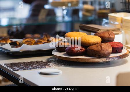 Assortiment de gâteaux éponge doux vegan placés sur un plateau en bois sur le comptoir de la boulangerie Banque D'Images