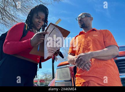 Racine, Wisconsin, États-Unis. 30 avril 2024. NADIA SIMMONS parle à DERRICK McIntyre alors qu'elle inscrit les électeurs dans un quartier afro-américain de racine. Elle a été embauchée pour le faire par une entreprise hors de la ville. Elle a rendu ses papiers à McIntyre, incapable de l'enregistrer, quand il lui a montré son permis de conduire de l'Illinois. Simmons dit qu'elle travaille à partir de 10-6 tous les jours. (Crédit image : © Mark Hertzberg/ZUMA Press Wire) USAGE ÉDITORIAL SEULEMENT! Non destiné à UN USAGE commercial ! Banque D'Images