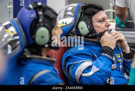 Cap Canaveral (États-Unis d'Amérique). 26 avril 2024. L'astronaute Butch Wilmore, à droite, et Suni Williams, lors de la vérification de l'ajustement de la tenue de lancement Boeing Blue pour une répétition de mission à l'intérieur du Neil A. Armstrong Operations and Checkout Building au Kennedy Space Center, le 26 avril 2024, à Cape Canaveral, en Floride. Le Starliner devrait être lancé le 6 mai lors du premier essai en vol avec équipage habité transportant les astronautes Butch Wilmore et Suni Williams à la Station spatiale internationale. Crédit : Frank Micheaux/NASA photo/Alamy Live News Banque D'Images