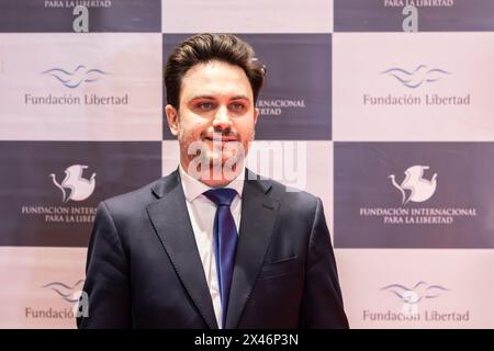 Buenos Aires, Argentine. 24 avril 2024. Le législateur de Buenos Aires Ramiro Marra pose pour la presse avant le dîner annuel de la Liberty Foundation. La Liberty Foundation célèbre son 36e anniversaire. Le président Javier Milei a été le conférencier principal lors d’un dîner auquel ont participé 1200 invités, dont des politiciens, des économistes, des hommes d’affaires et des diplomates. (Photo de Rosana Alvarez Mullner/SOPA images/SIPA USA) crédit : SIPA USA/Alamy Live News Banque D'Images