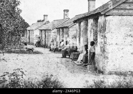 Quartiers pour anciens esclaves, faits de béton tabby, à la plantation Kingsley sur l'île de Fort George à Jacksonville, en Floride. (Photo c1880) Banque D'Images