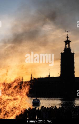 Valborg célébré avec un grand feu de joie devant l'hôtel de ville de Stockholm Banque D'Images