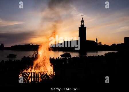 Valborg célébré avec un grand feu de joie devant l'hôtel de ville de Stockholm Banque D'Images