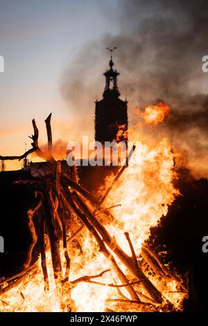 Valborg célébré avec un grand feu de joie devant l'hôtel de ville de Stockholm Banque D'Images