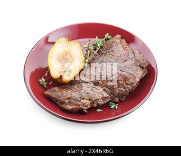 Délicieuse viande de bœuf rôtie, poire caramélisée et thym isolé sur blanc Banque D'Images