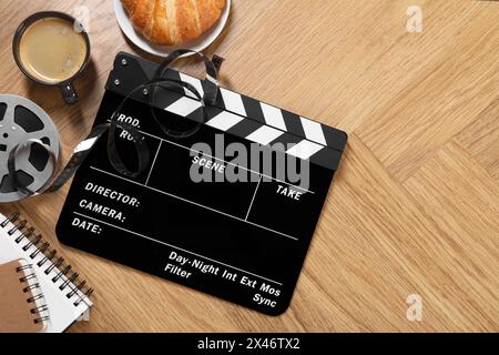 Composition de pose plate avec battant de film sur table en bois, espace pour le texte Banque D'Images