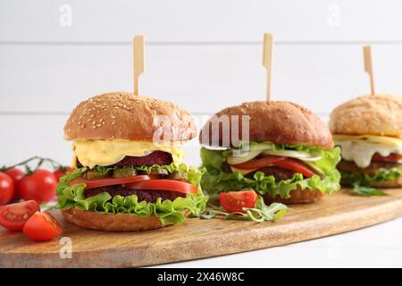 Délicieux hamburgers végétariens servis sur une table blanche Banque D'Images