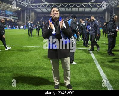 Preston, Royaume-Uni. 29 avril 2024. Le propriétaire de l'Aiyawatt Srivaddhanaprabha Leicester célèbre avec ses fans après avoir remporté le championnat EFL lors du match Preston North End FC v Leicester City Sky Bet EFL Championship à Deepdale, Preston, Angleterre, Royaume-Uni le 29 avril 2024 Credit : Every second Media/Alamy Live News Banque D'Images