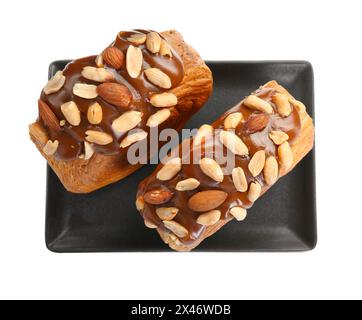 Croissants ronds avec pâte de chocolat et noix isolé sur blanc, vue de dessus. Pâte feuilletée savoureuse Banque D'Images