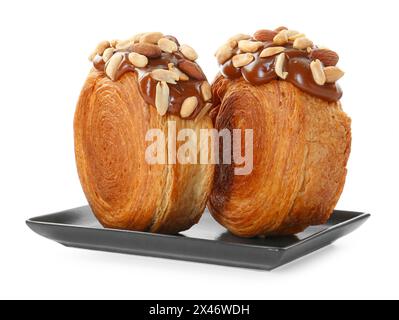 Croissants ronds avec pâte de chocolat et noix isolés sur blanc. Pâte feuilletée savoureuse Banque D'Images